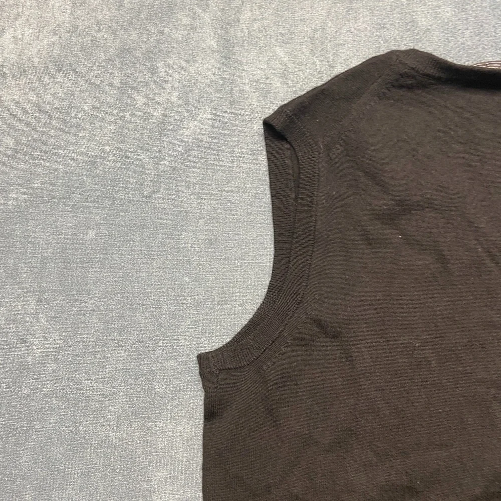 Express Extra Fine Merino Wool Sweater Vest Mens Medium Black V Neck Ribbed Hem